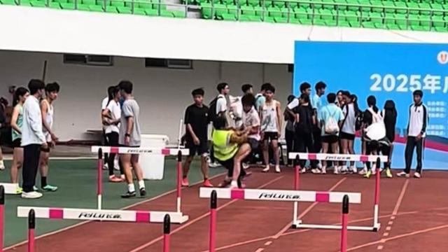 广东中学生田径锦标赛突发：保洁人员被撞倒，官方通报详情