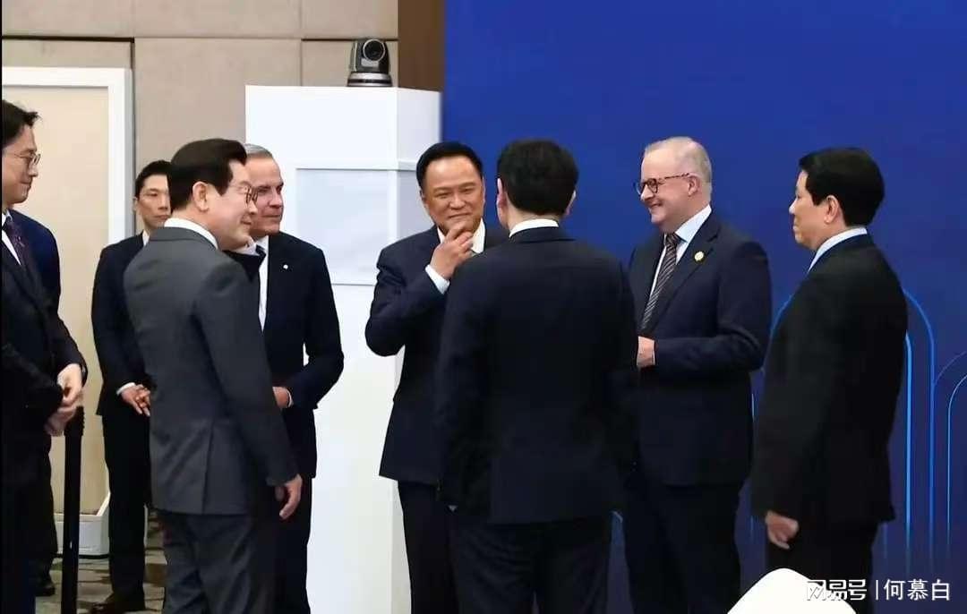 APEC晚宴站位玄机：李在明居中，圆桌安排引热议