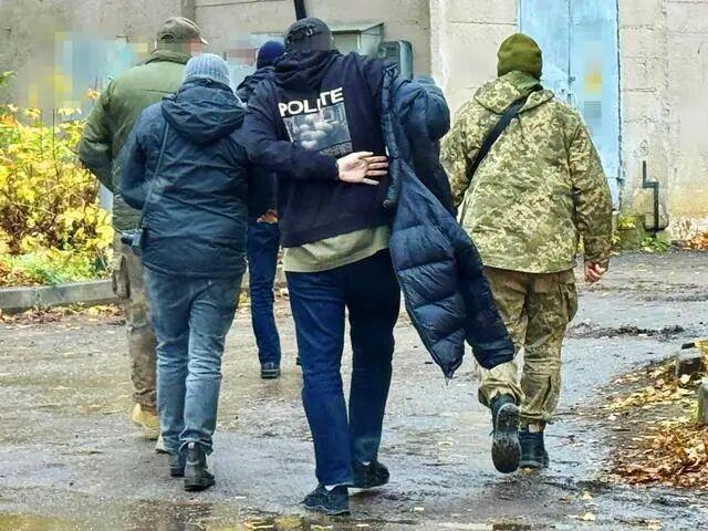 乌克兰记者采访途中遭强制征兵，士兵调侃‘你的朋友去打仗了’