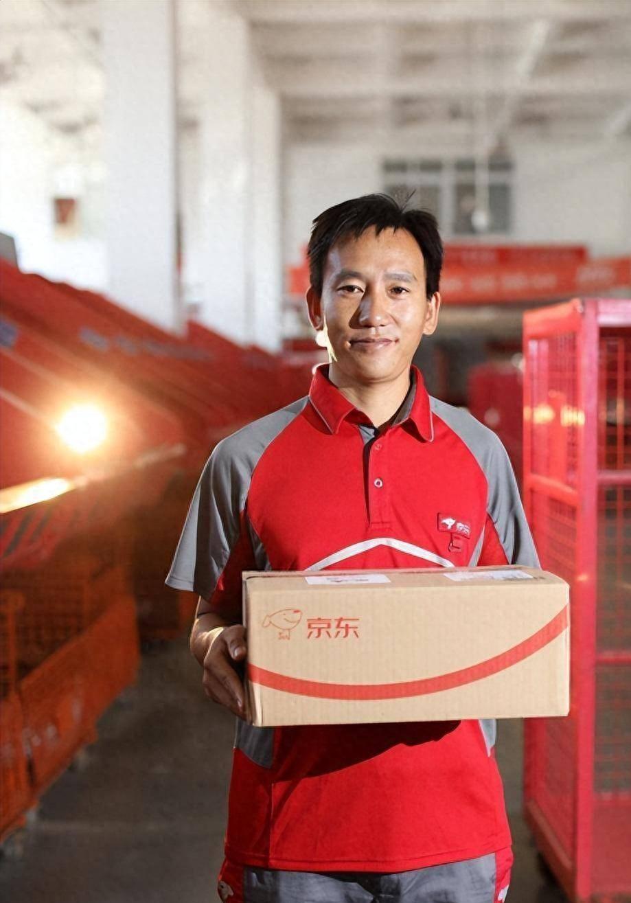 京东001号快递员退休1年多，勤恳工作16年，刘强东承诺的房给了吗