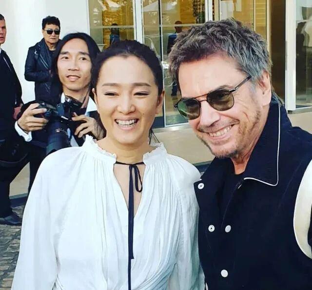 没想到，巩俐再婚6年，77岁老公用6个字评价妻子，比张艺谋更懂她