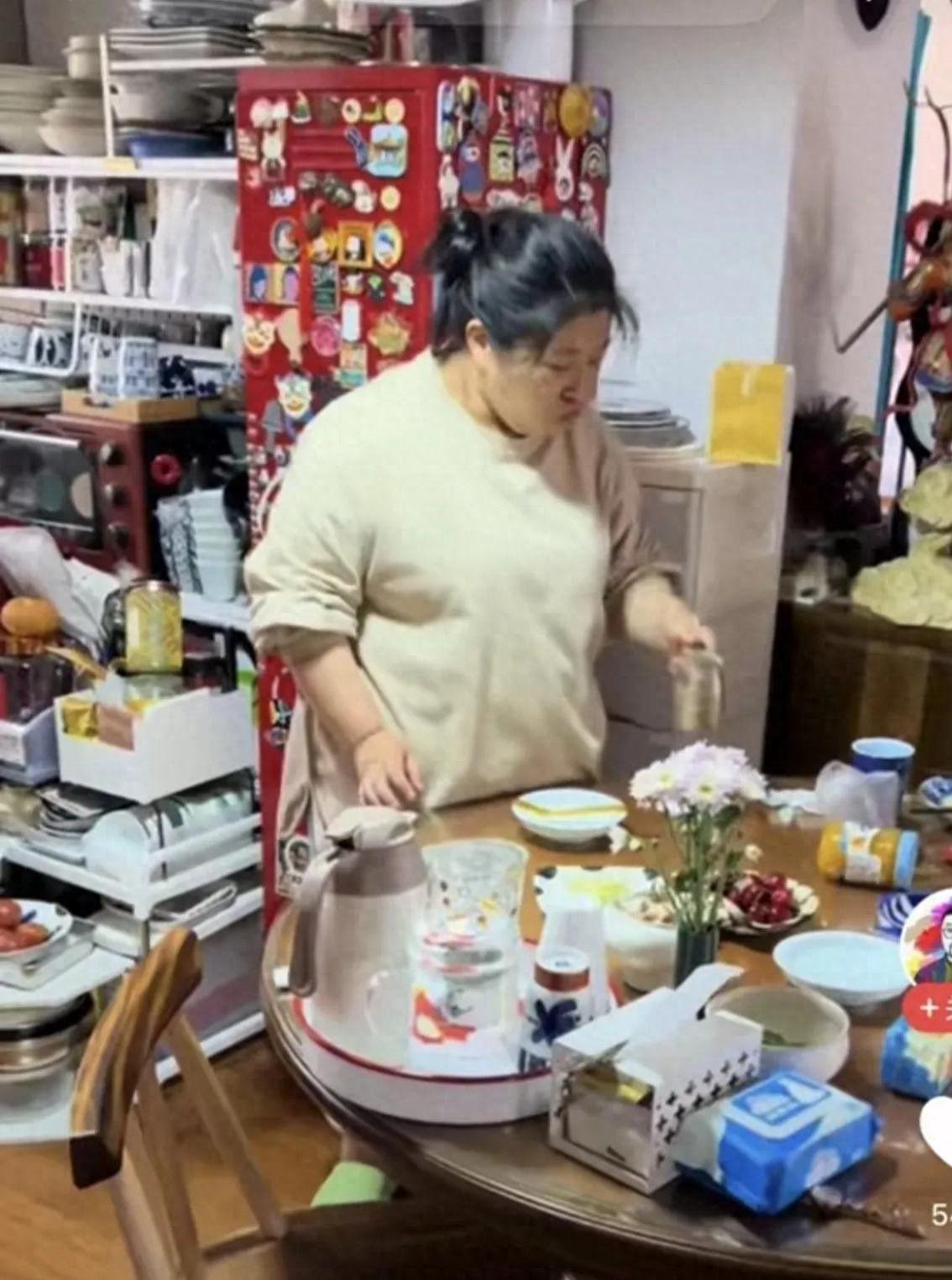 胡老师囤物成灾：中央美院毕业生的失控生活与消费观反思