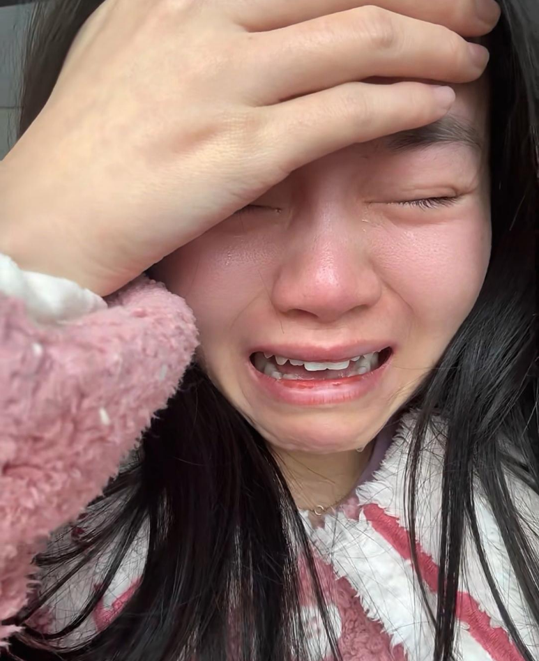 女孩因一盒糕点控诉父母：穷就别硬装大方了！