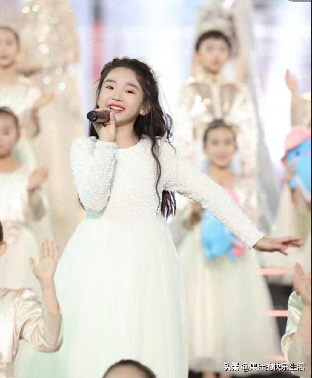 陈思诚现身电影节，与小酒窝同排互动笑容满面引关注