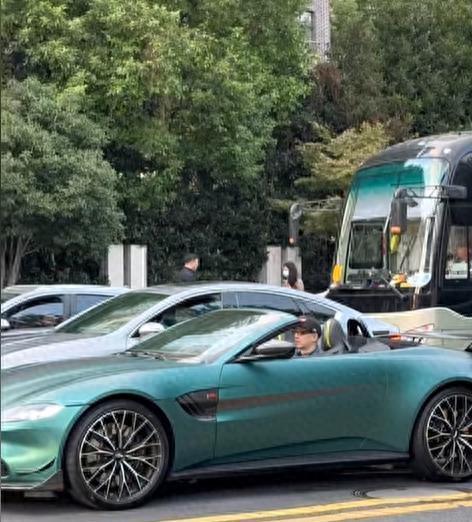 歌手平安现状:开限量版跑车现身上海,曾5登春晚,低调结婚生2子