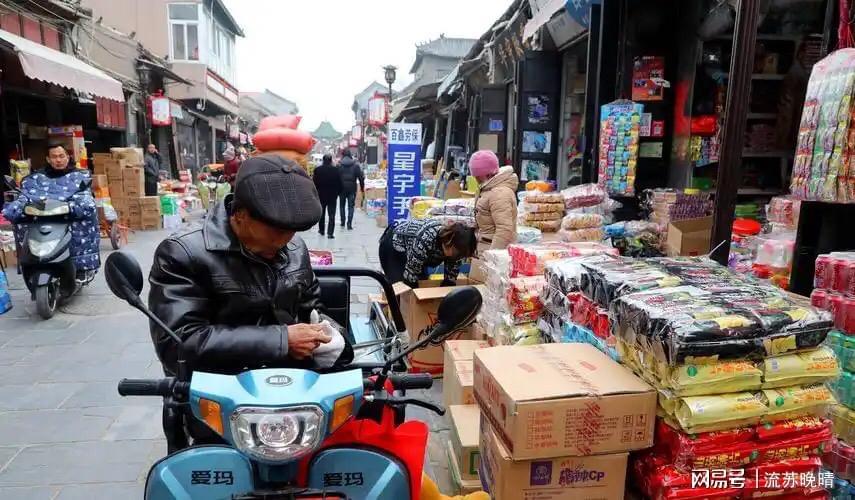 县城生存真相：表面平静下隐藏的复杂规则与残酷现实