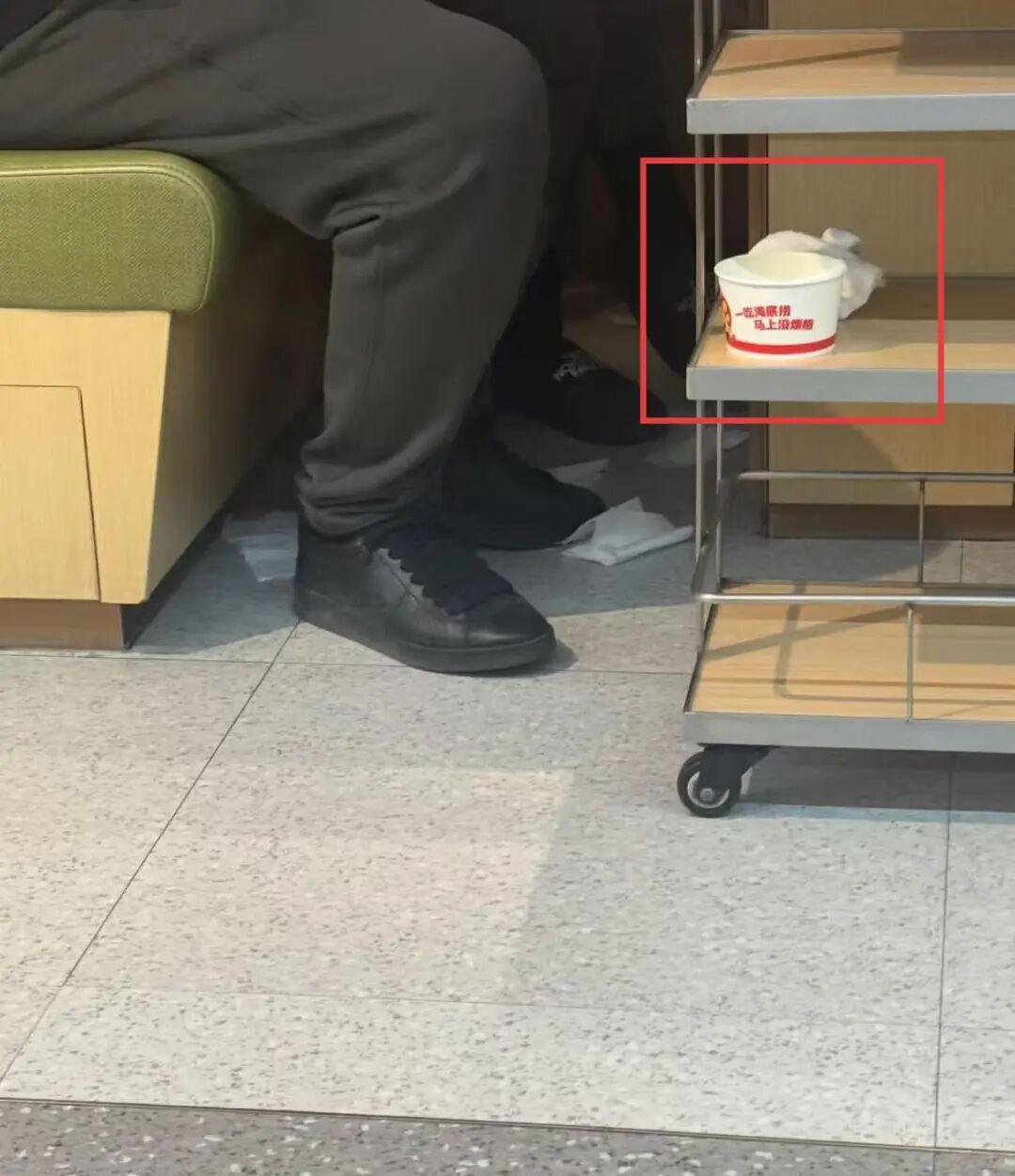 哈尔滨海底捞就餐区惊现家长用纸碗接孩童尿液，门店紧急消毒