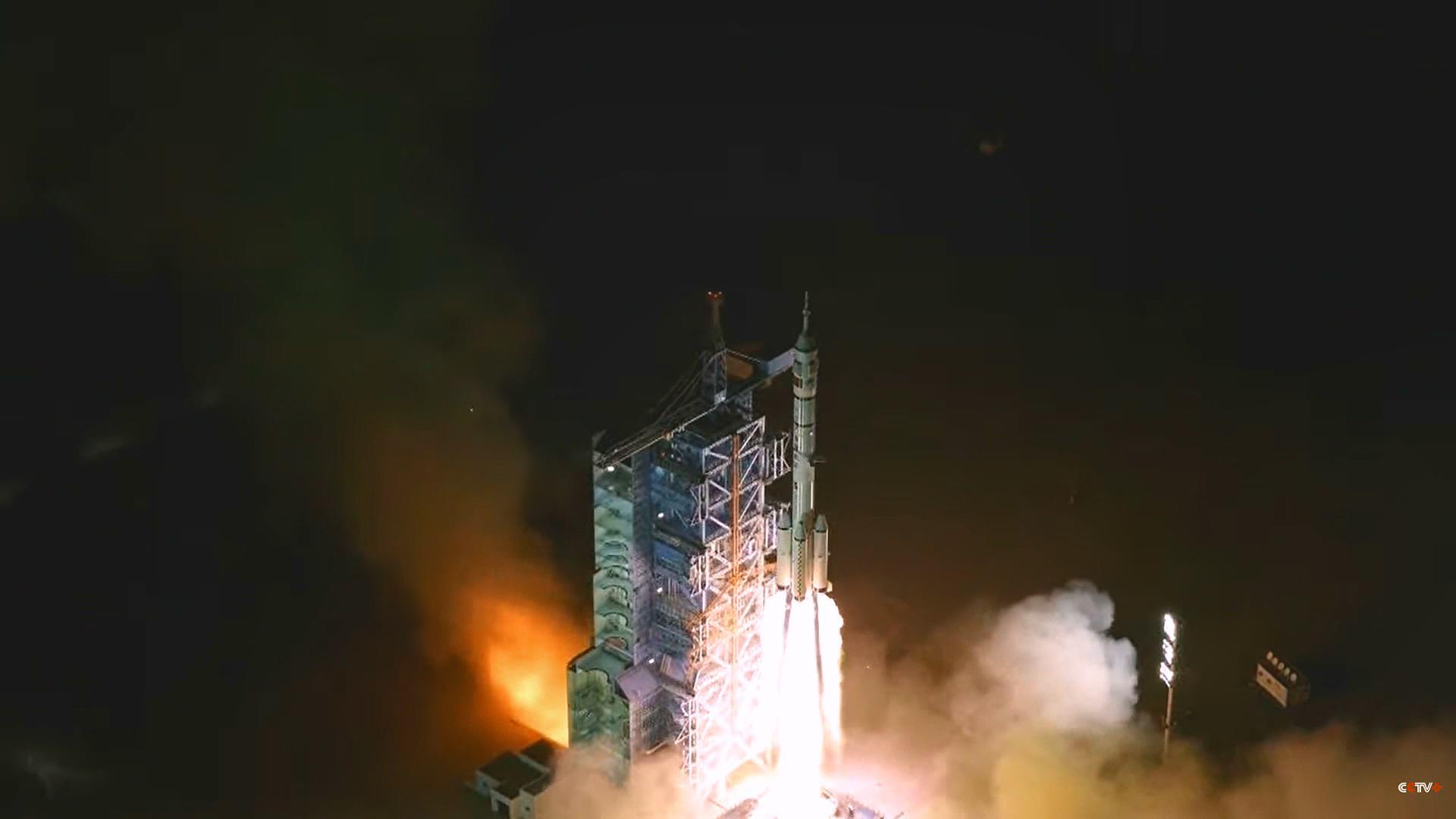 神舟二十一号发射成功！中国突破美国封锁，2030载人登月可期