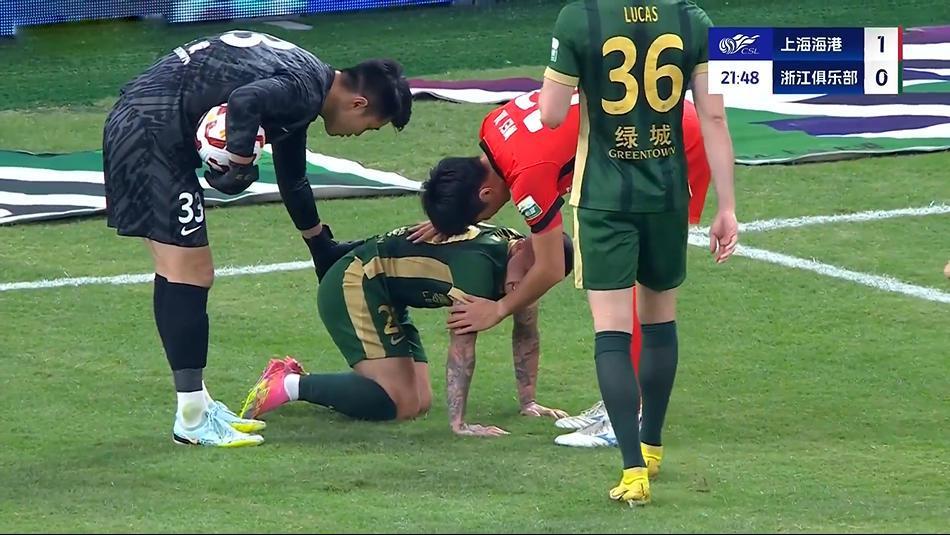 上海海港3-0浙江队引热议，黄健翔两度质疑浙江队表现