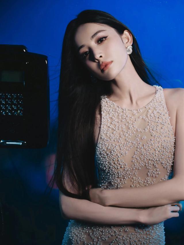 娜扎珍珠裙造型惊艳亮相，密集装饰引发热议