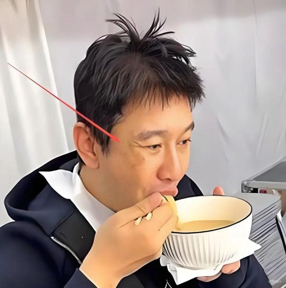 47岁黄晓明近况曝光：发际线后移显沧桑，手部颤抖引健康担忧