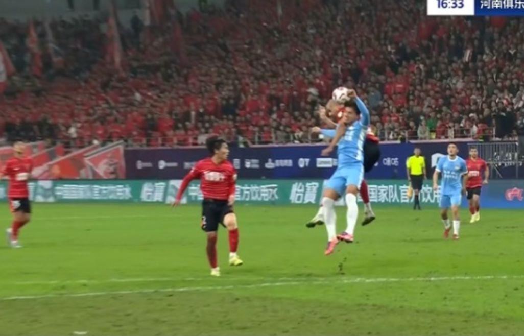 中超争议判罚：蓉城国脚破门被吹 裁判因手球引发众怒