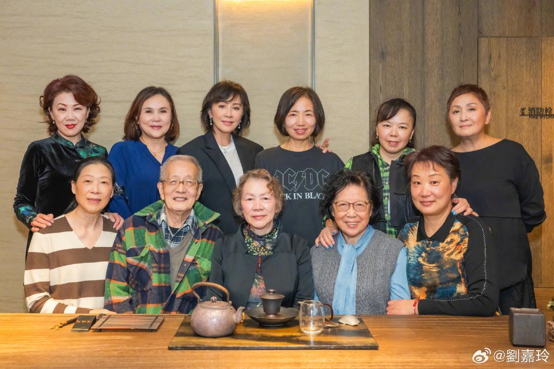 60岁刘嘉玲苏州同学会惊艳亮相，50年师生情深似酒愈陈愈香