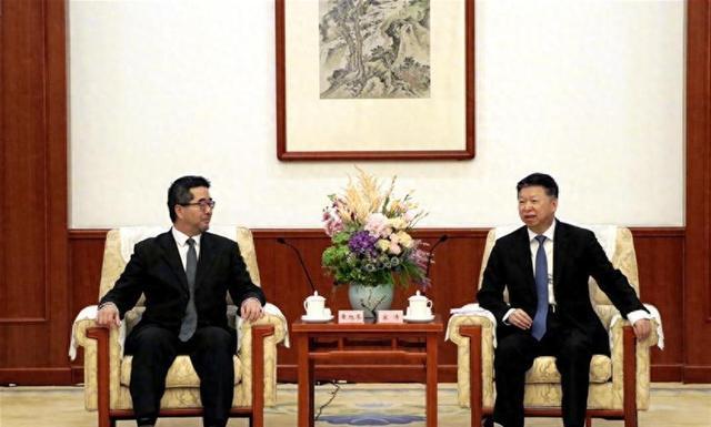 郑丽文派萧旭岑访陆，侯友宜公开唱反调，国民党内斗真相揭秘