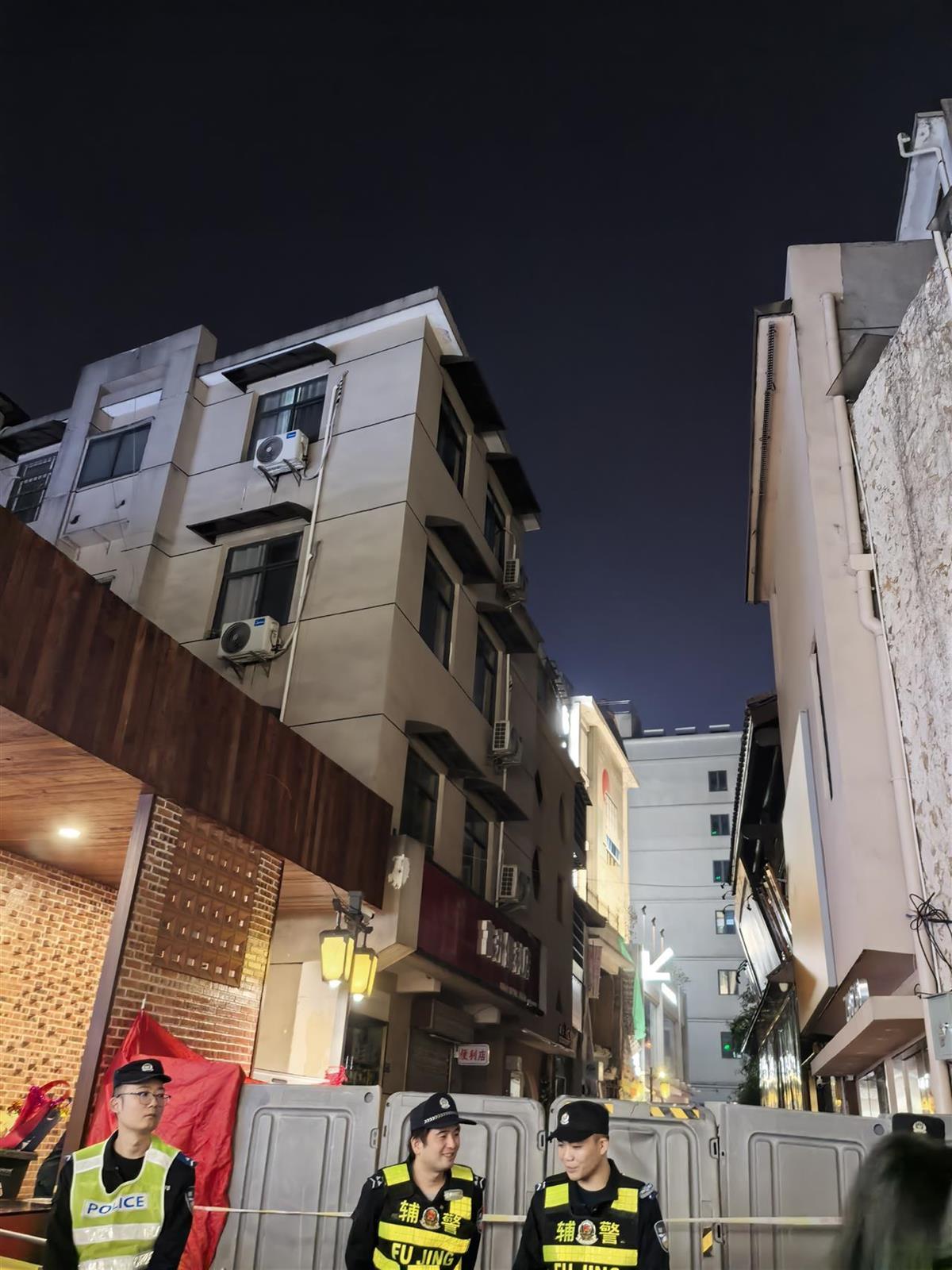 长沙潮宗街店铺脚手架垮塌致4伤，游客参与救援现场曝光