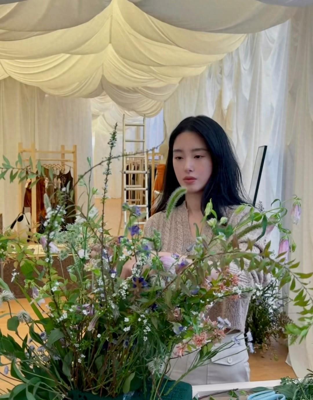 杨采钰上海义卖会引关注，亲妈气质出众引热议