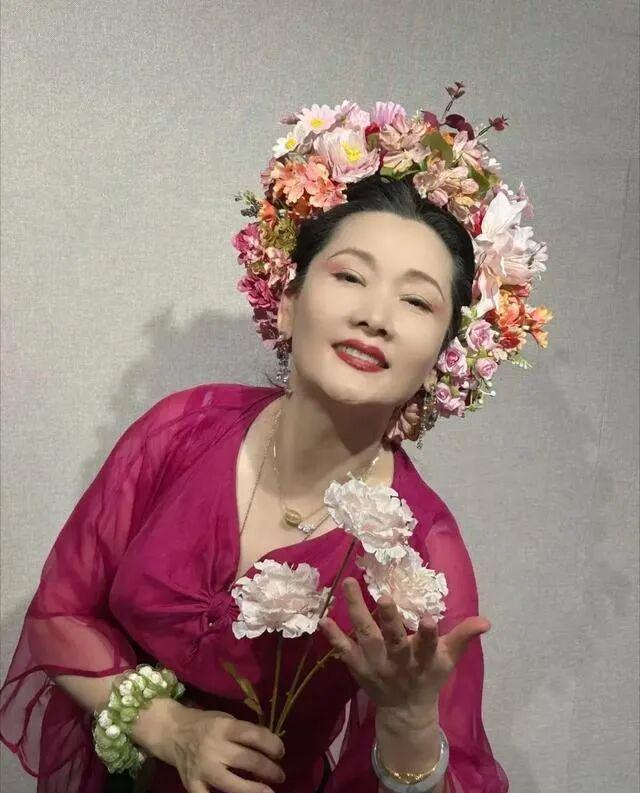 何赛飞刘嘉玲生育观对决引热议，网友反转评价背后的真相