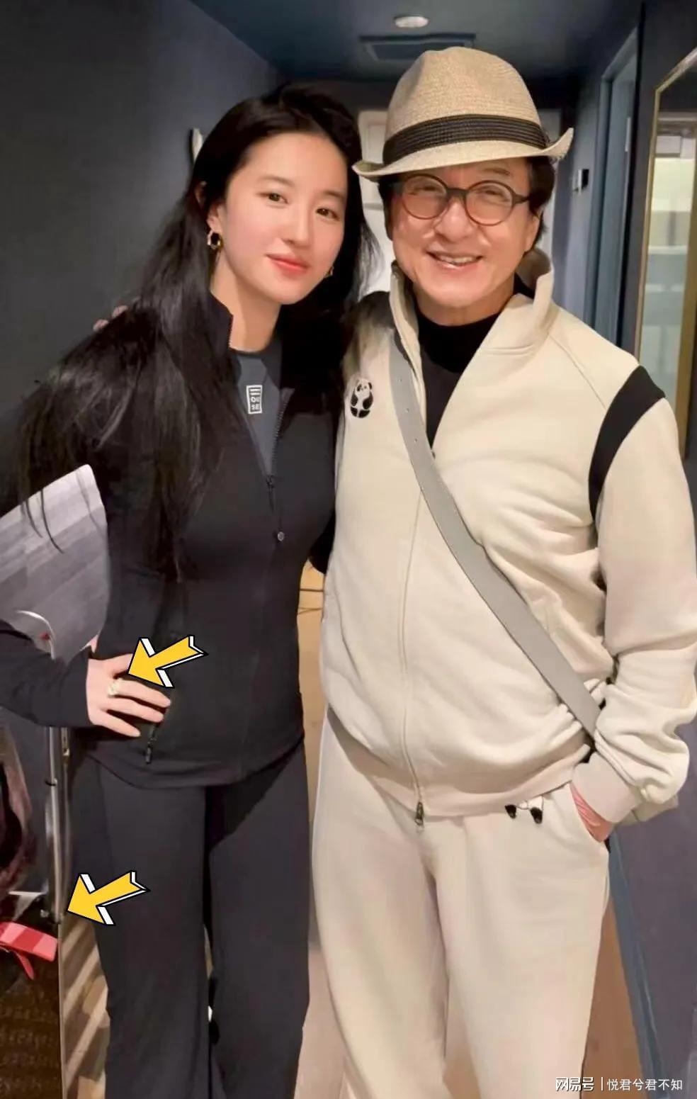 成龙机场偶遇刘亦菲，热情合照展现宠爱，刘亦菲紧身瑜伽裤显瘦