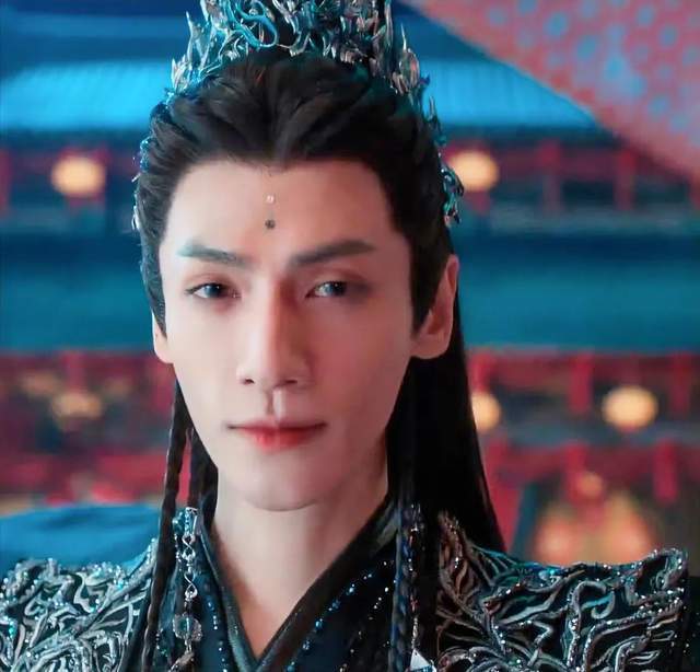 罗云熙古装妆容引热议，林允清新造型更吸睛