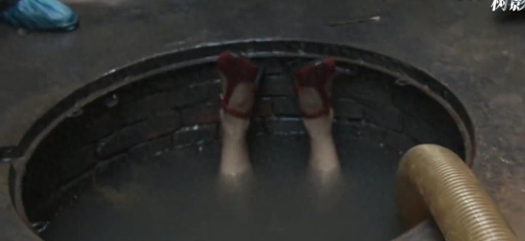 蓬头垢面，哭到干呕！《树影迷宫》44岁女配的哭戏，廖凡都压不住