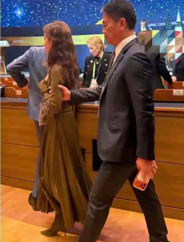 刘强东章泽天韩国同框，自嘲后满眼自豪引热议