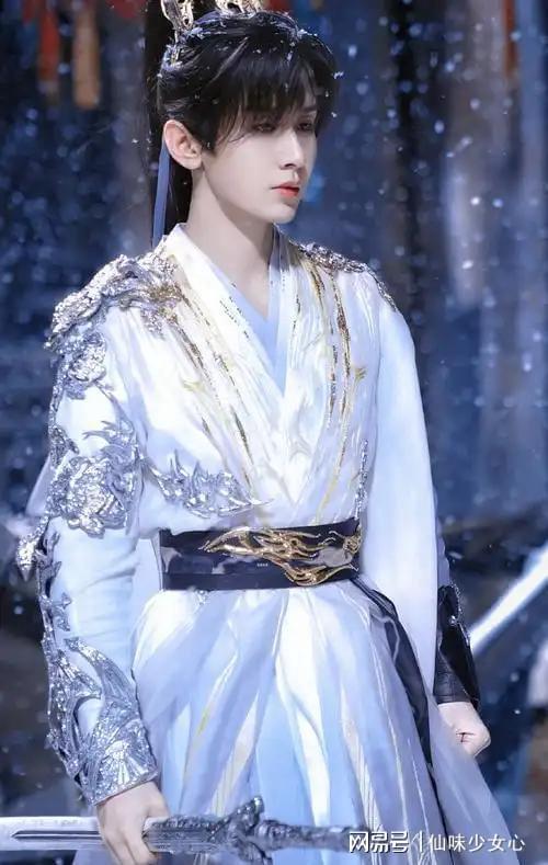 成毅新剧和罗云熙新剧各看6集，一部已弃剧，一部追上头了