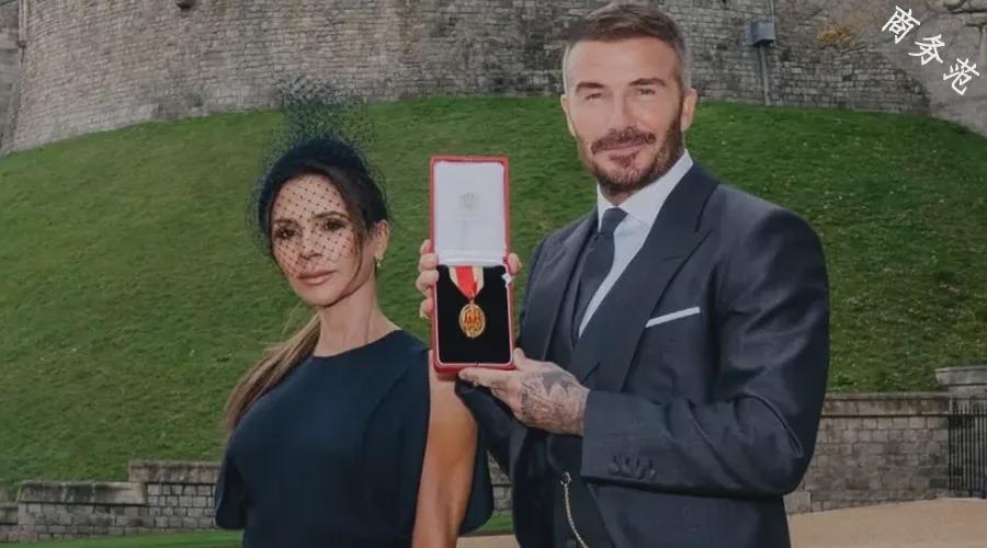 贝克汉姆正式封爵，穿老婆定制礼服秀恩爱！他告诉我封爵原因是