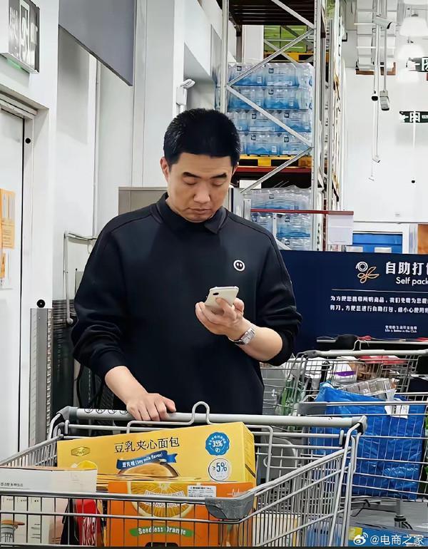 李想夫妇山姆购物被拍 手持iPhone Air引发关注