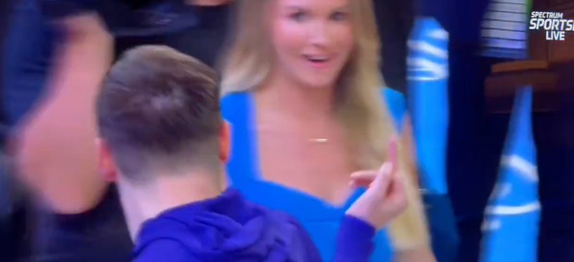 东契奇与里夫斯赛后互动：竖中指“友好”致意引热议