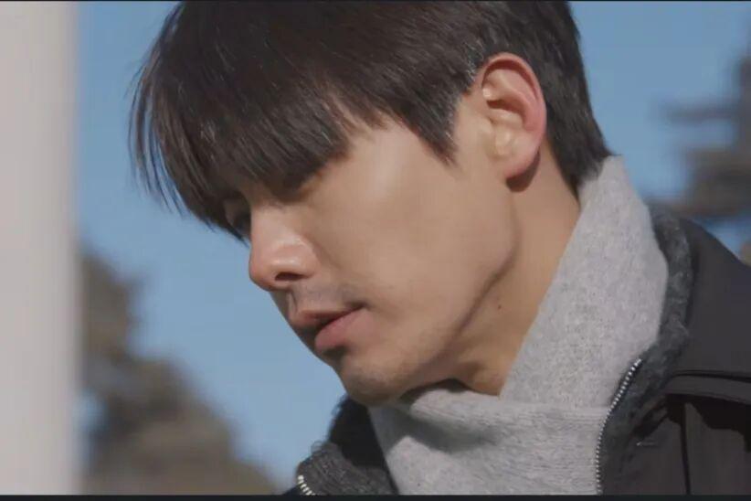 马天宇新剧《三人行》开播即爆！全网热度登顶成年度黑马