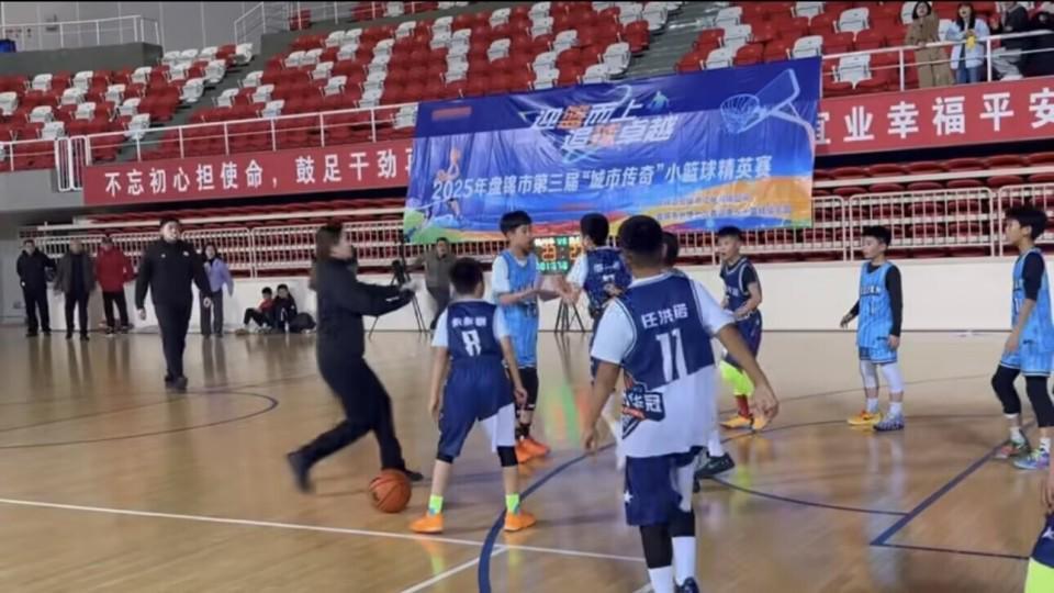 辽宁小篮球赛冲突升级！球员砸人引发家长场内群殴引热议