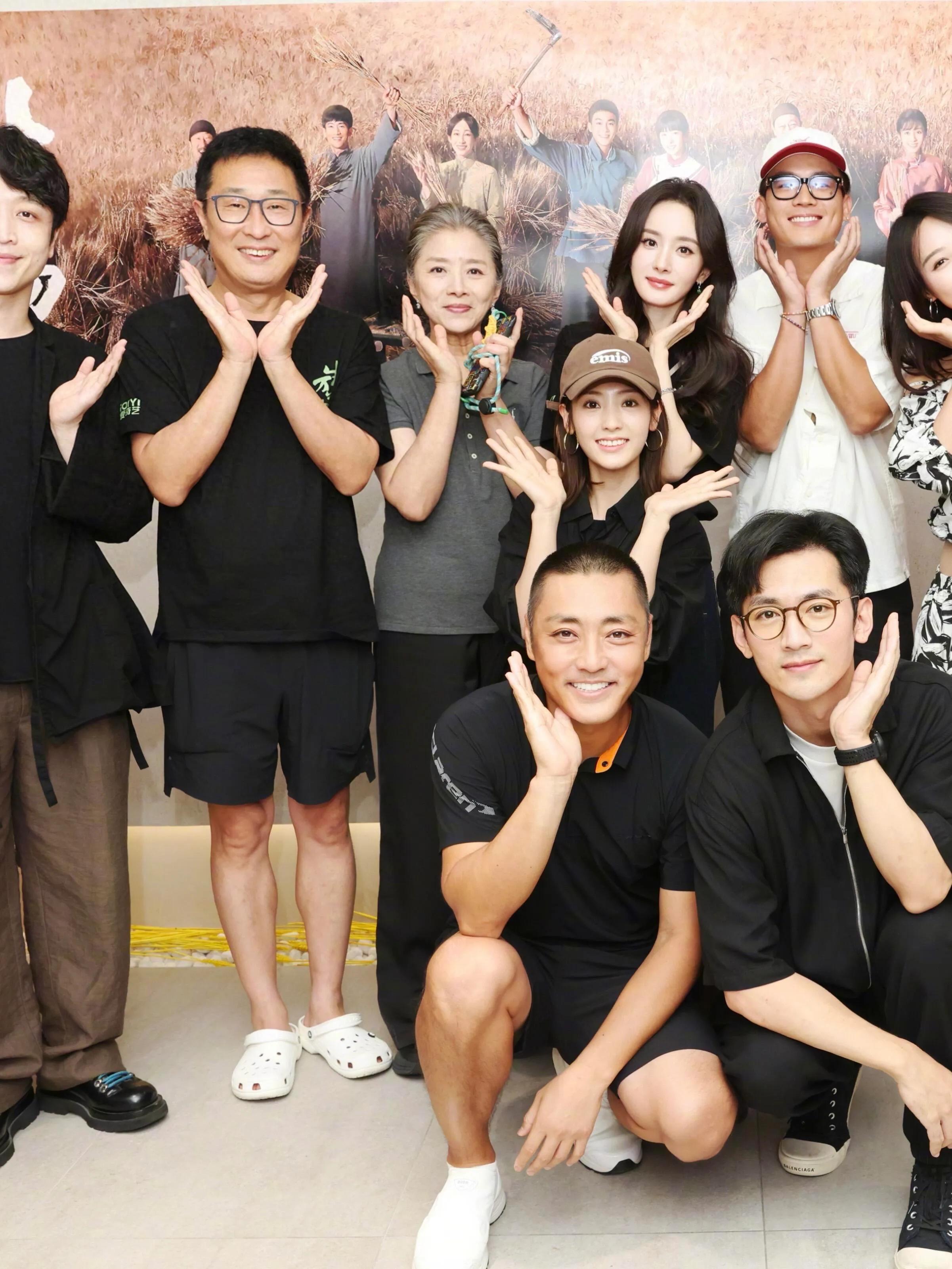 《生万物》庆功宴盛况：林永健迟蓬同框，杨幂惊艳亮相