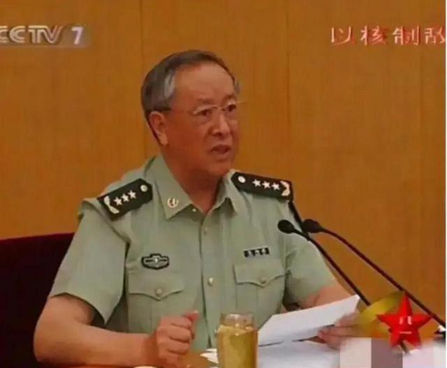 2009年陈炳德将军开会用罐头瓶当茶杯，节俭品质引热议