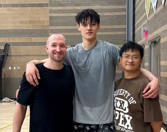 曾凡博冲击NBA未果，效仿周琦或转战海外联赛