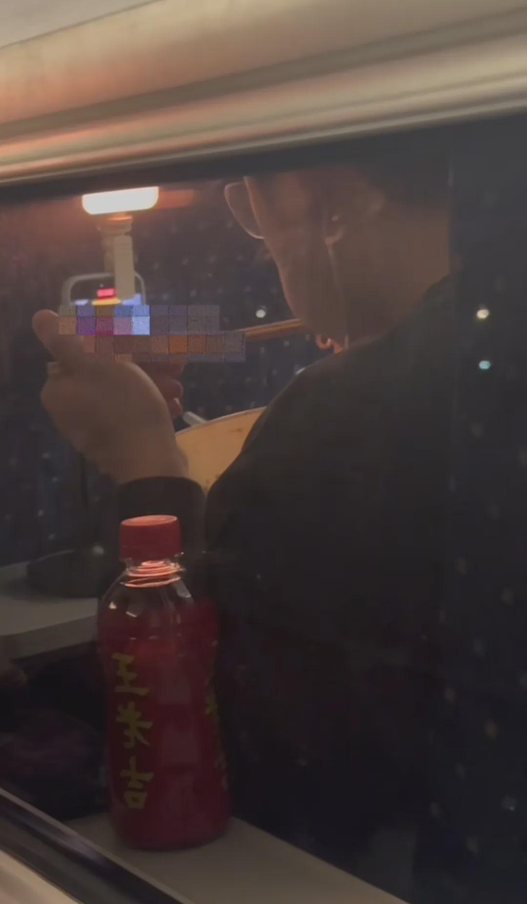 高铁吃播网红边吃边吐引争议，乘客爆料曾多次高铁直播