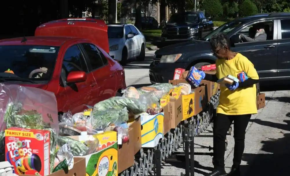 纽约食品站排队人群