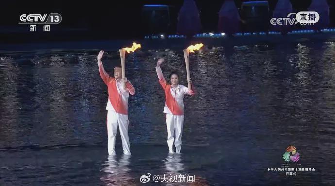 马琳、陈若琳、郭晶晶、梁伟铿、冼东妹等传递火炬！苏炳添、张家朗、李祎一起点燃主火炬