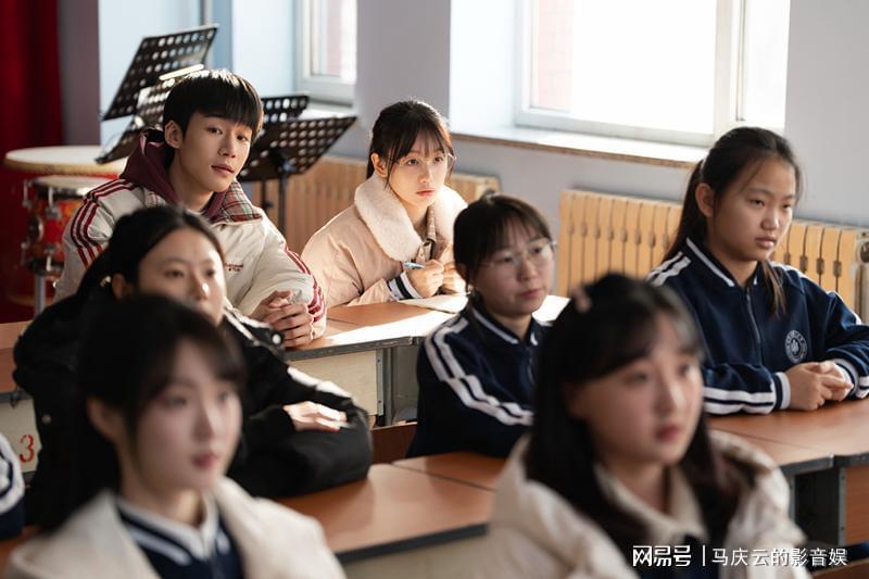 《三人行》首播：设定吸睛却难掩桥段与演技双重乏味