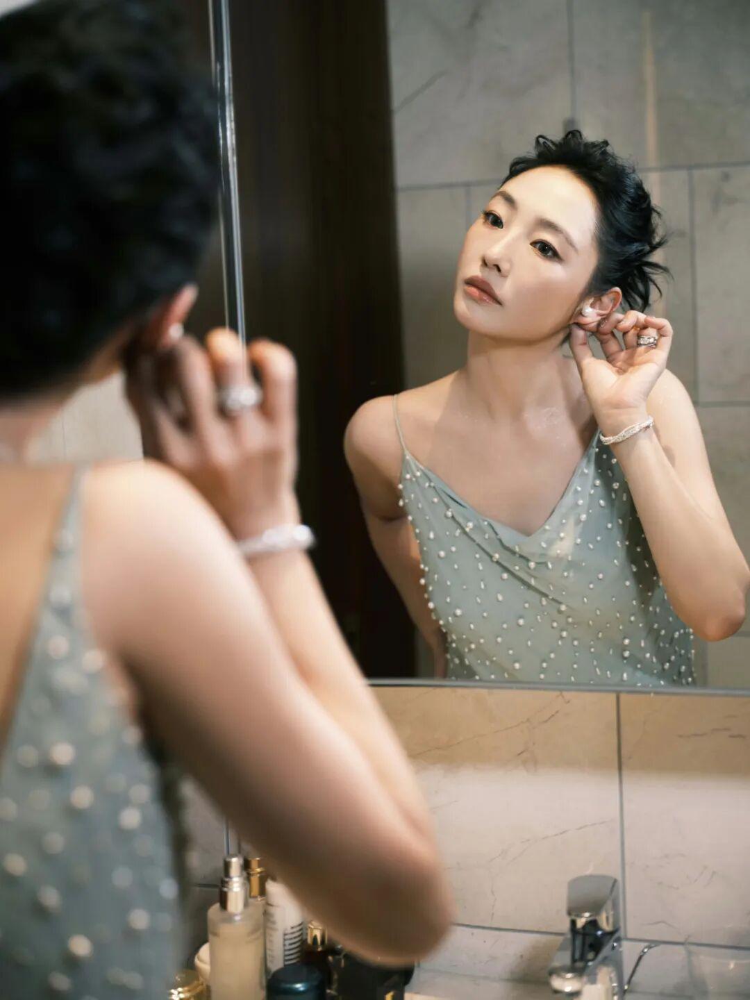 白百何《春树》掀桌：远行的“小妞”，有自己的必修课