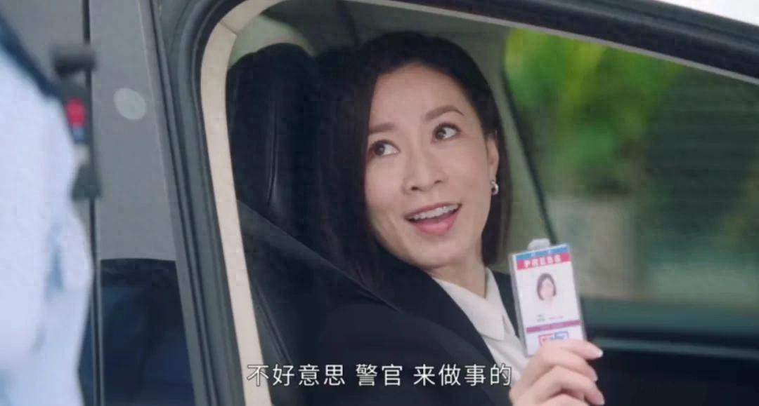 佘诗曼新剧《新闻女王2》爆火，50岁演绎职场女性新标杆