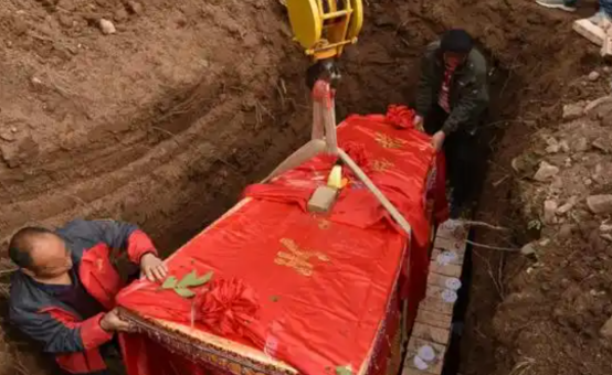 四川女子自杀离世，父亲不顾反对执意开棺查真相