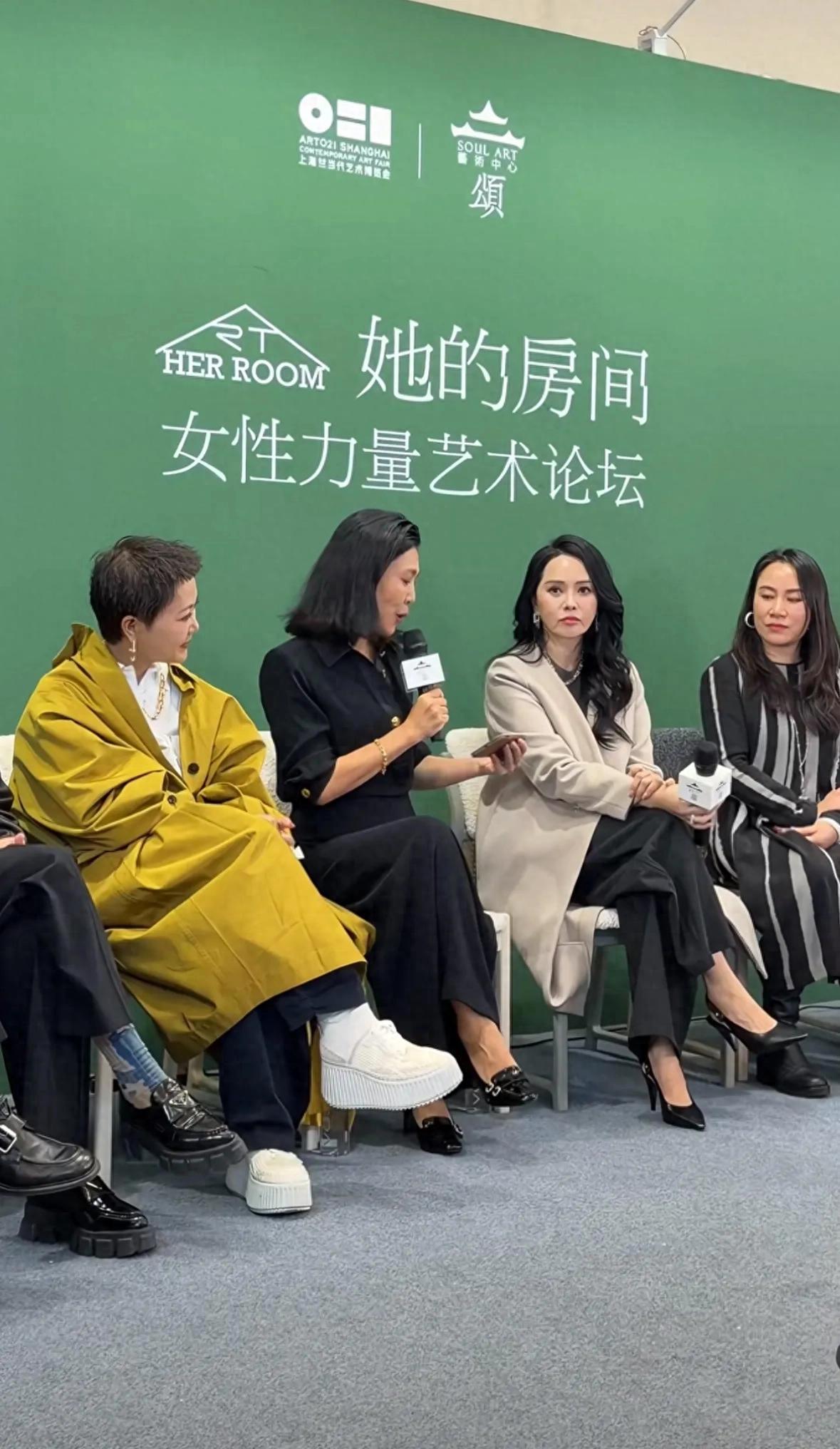 伊能静艺术展生图引热议，57岁真实状态与精修图对比差异大