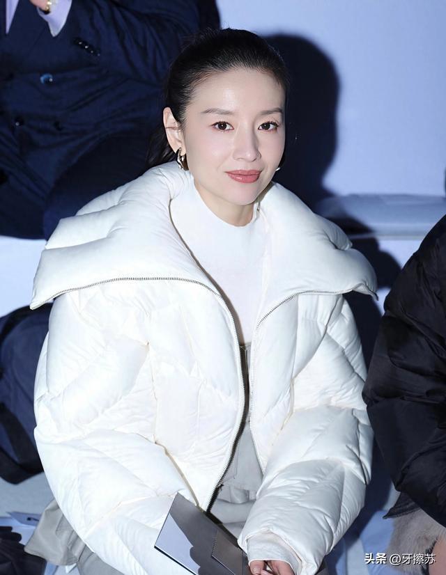 45岁董洁聚餐醉酒状态引关注，郑奇透露其疲惫原因