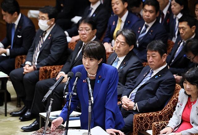 被逼迫辞职后，高市体面认输，再也不敢叫板中国，洪秀柱一语成谶