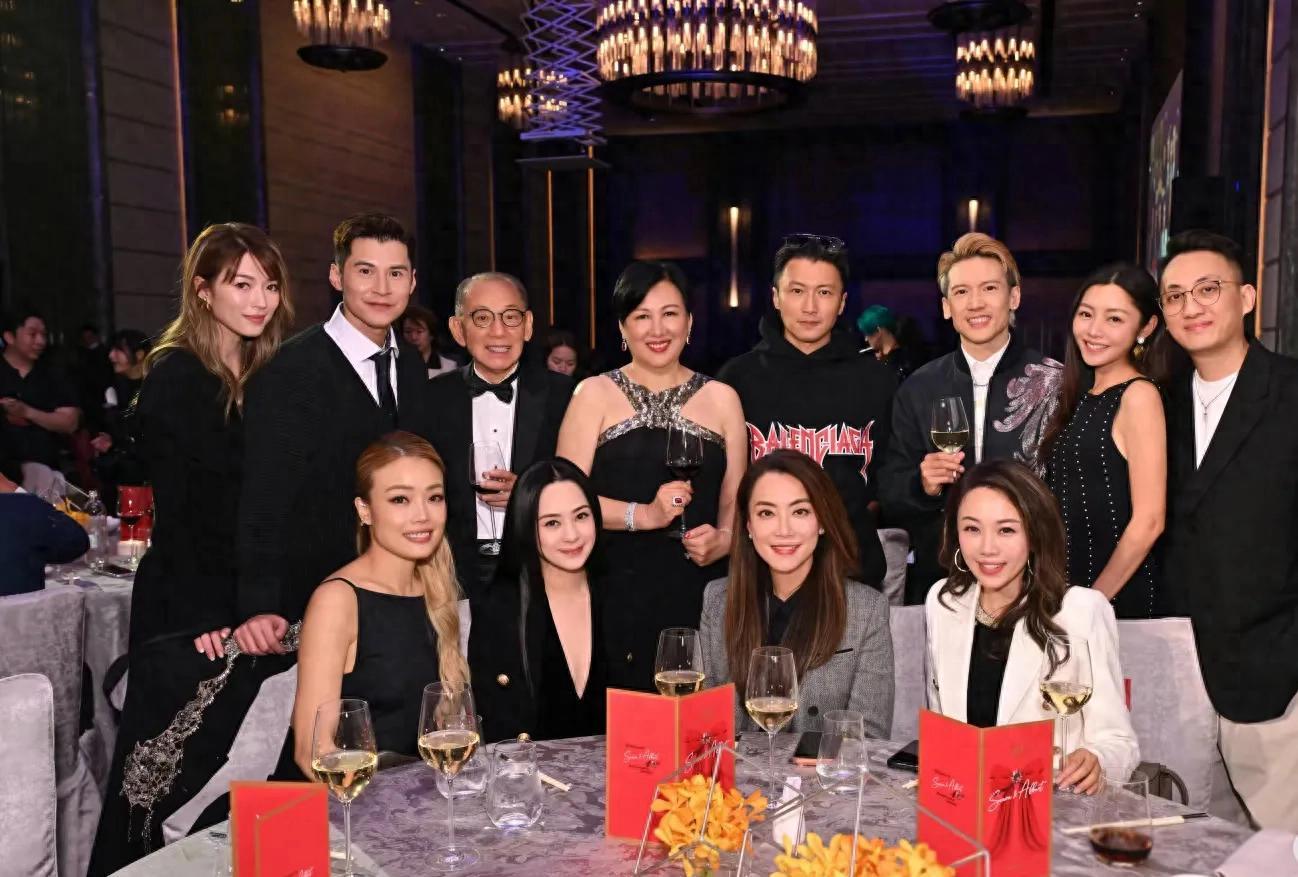 谢霆锋带大儿子Lucas香港逛街，素颜依旧帅气，父子默契十足