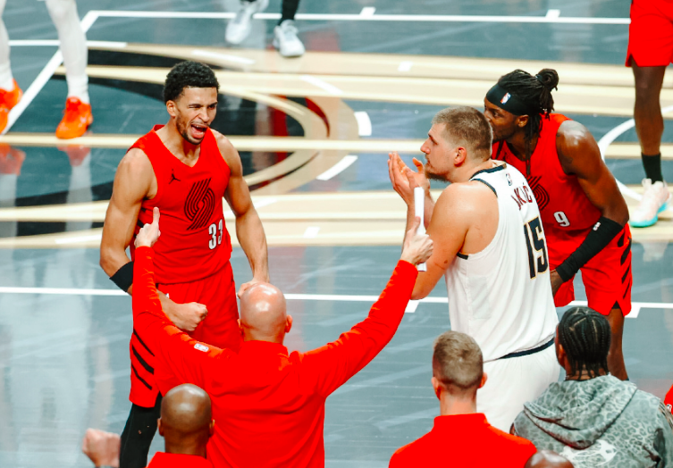 开拓者2分绝杀掘金！杨瀚森未登场引关注，赛场细节曝光