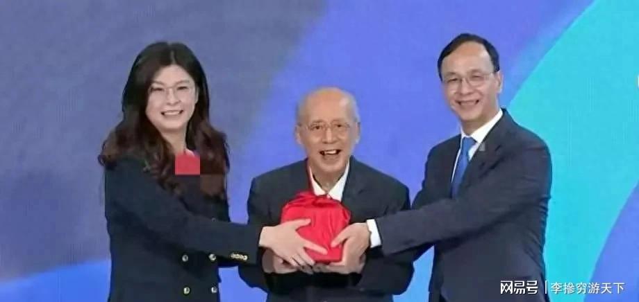 郑丽文接棒蓝营当家人，马英九动容，新人事布局与韩国瑜强硬表态