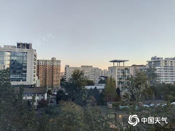 11月2日北京晴朗天气持续 最高气温骤降至14℃需添衣保暖
