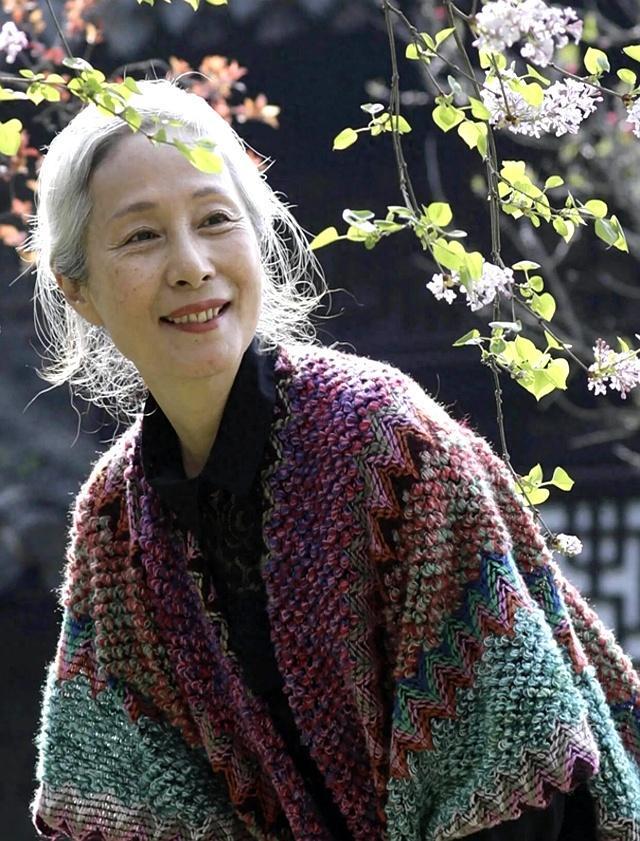 58岁银发奶奶惊艳众人，时尚穿搭与自信气质打破年龄界限