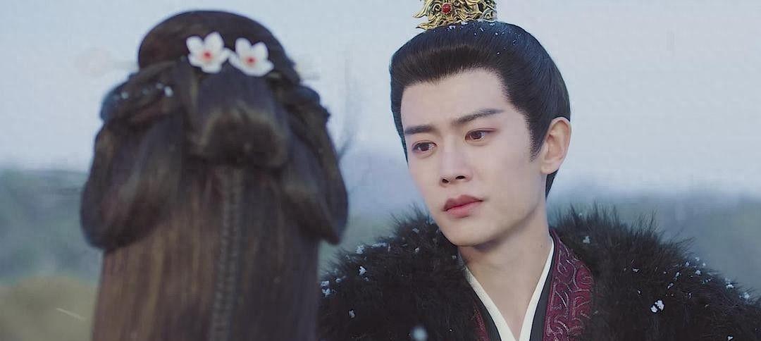 任嘉伦新剧《凤凰台上》遭吐槽，嘟嘟嘴皇帝引争议